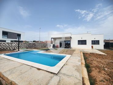 Villa con piscina in vendita a Madrigal