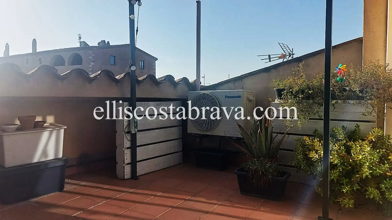 Vista exterior de Casa adosada en venda en Albons amb Aire condicionat i Terrassa