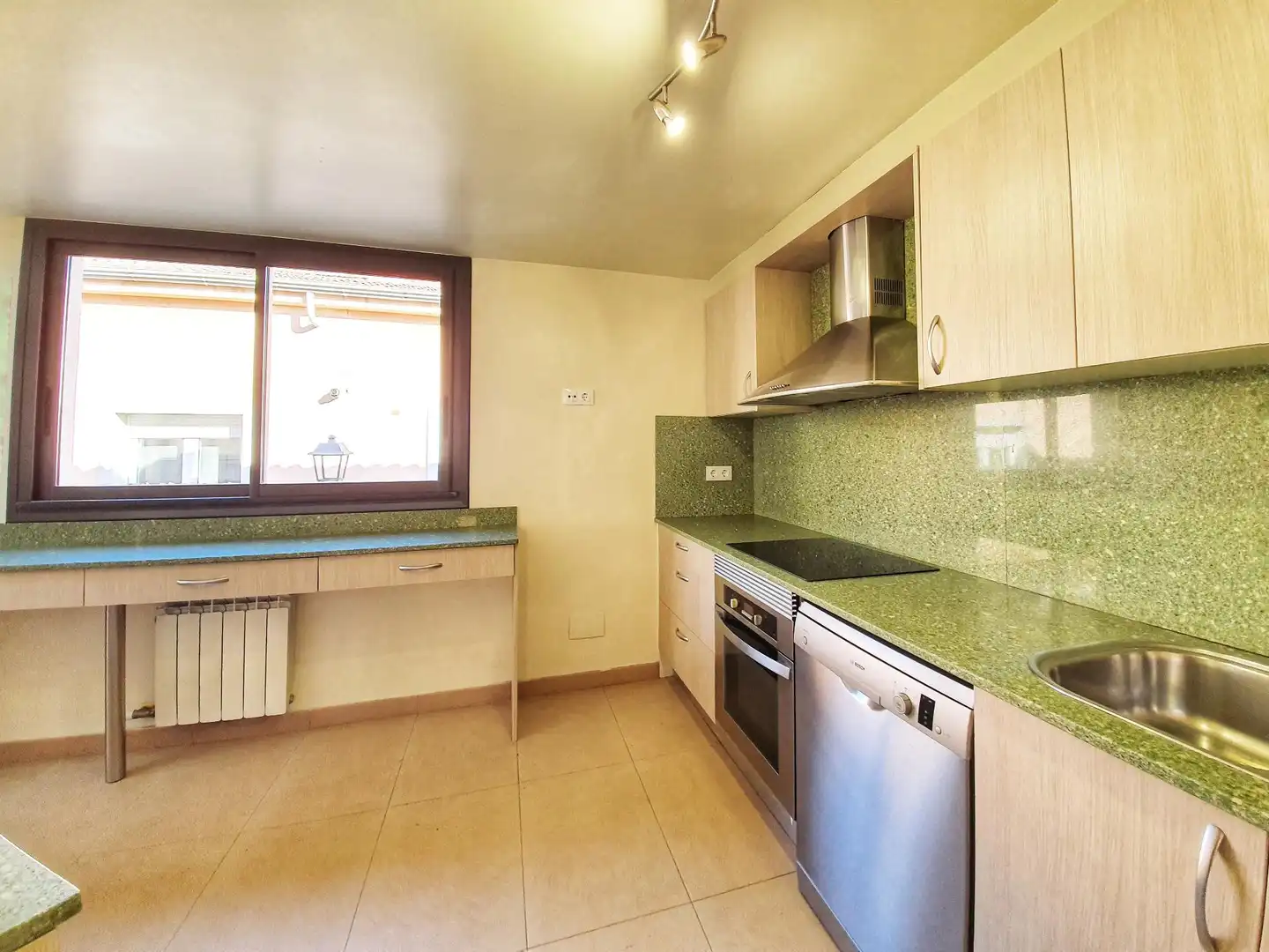 Cuina de Casa o xalet en venda en Sant Cugat del Vallès amb Aire condicionat, Calefacció i Parquet