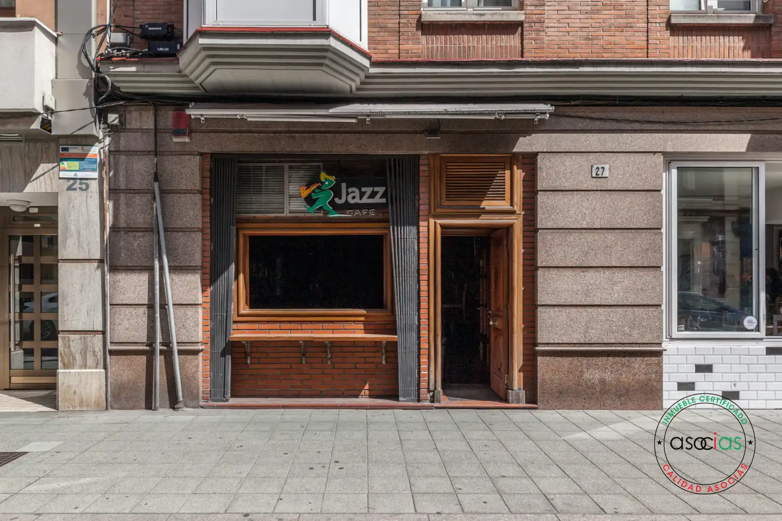 Vista exterior de Local en venta en Gijón 