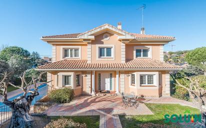 Vista exterior de Casa o xalet en venda en Las Rozas de Madrid amb Aire condicionat, Terrassa i Piscina