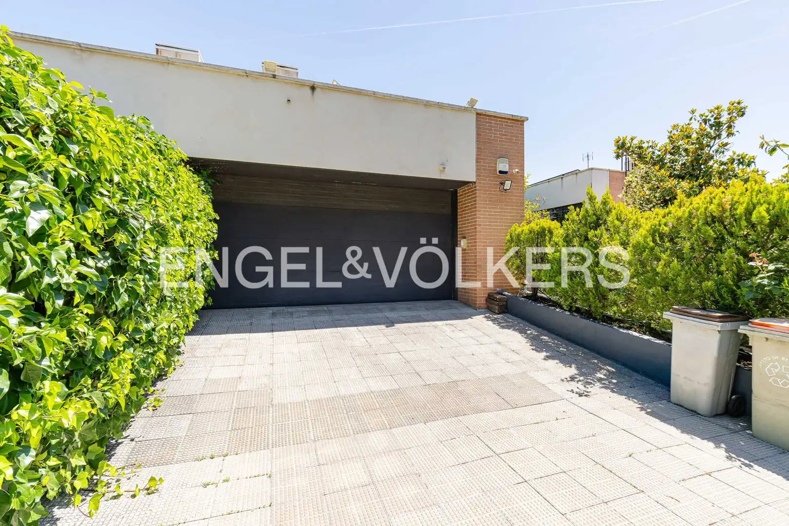 Vista exterior de Casa o chalet en venta en Madrid con Aire acondicionado, Calefacción y Jardín privado