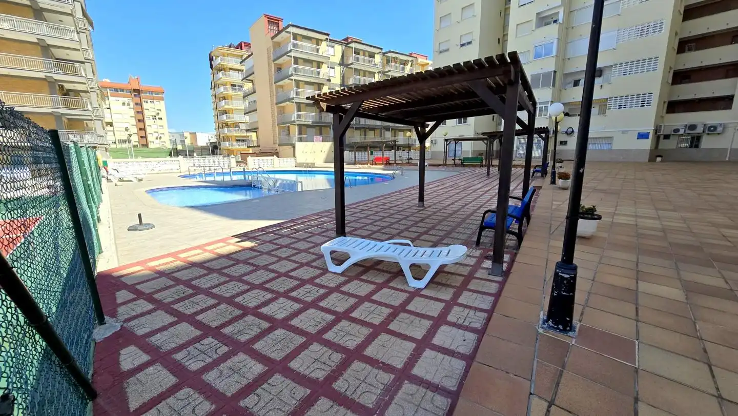 Piscina de Apartament en venda en Gandia amb Aire condicionat, Terrassa i Moblat