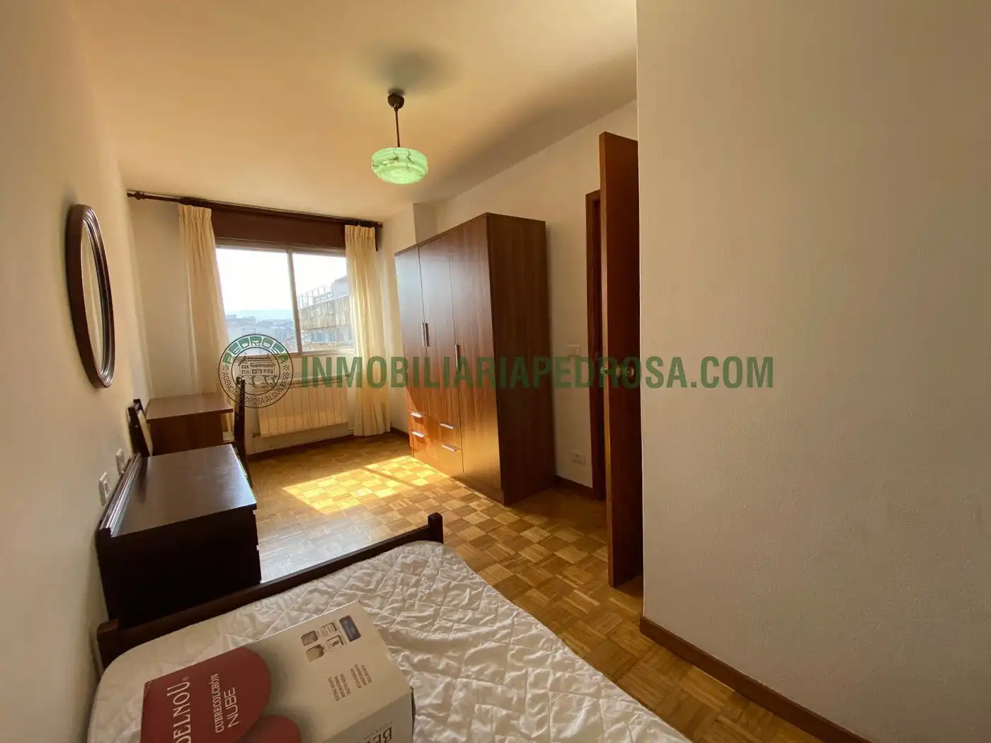Schlafzimmer von Wohnung zur Miete in Pontevedra Capital  mit Heizung, Parkett und Möbliert