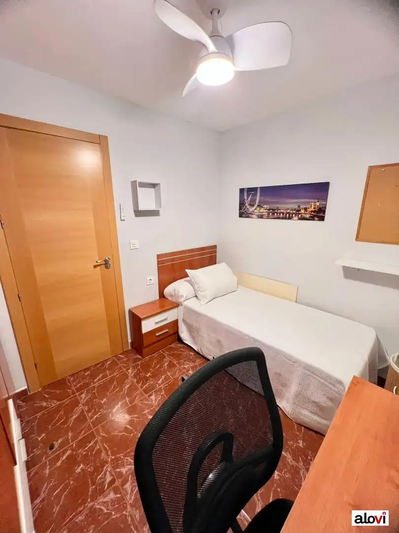 Dormitori de Pis per a compartir en Granada amb Calefacció, Moblat i Balcó