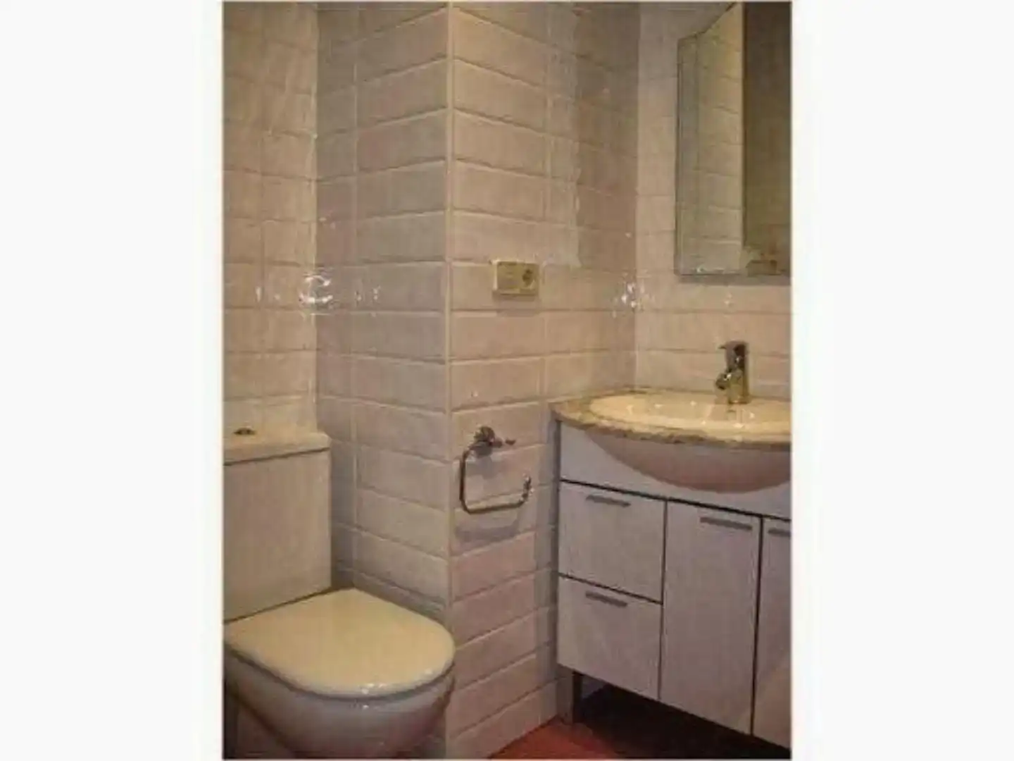 Bathroom of Flat for rent in Vigo   with Parquet flooring, Storage room and Furnished