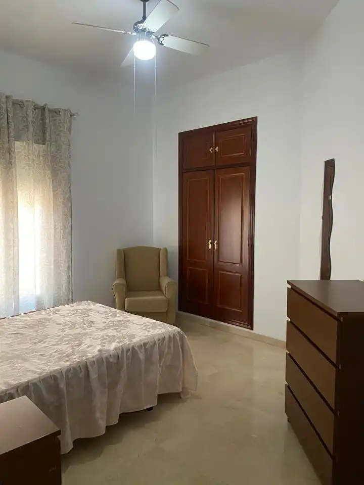 Dormitori de Planta baixa en venda en Dos Hermanas amb Aire condicionat i Moblat