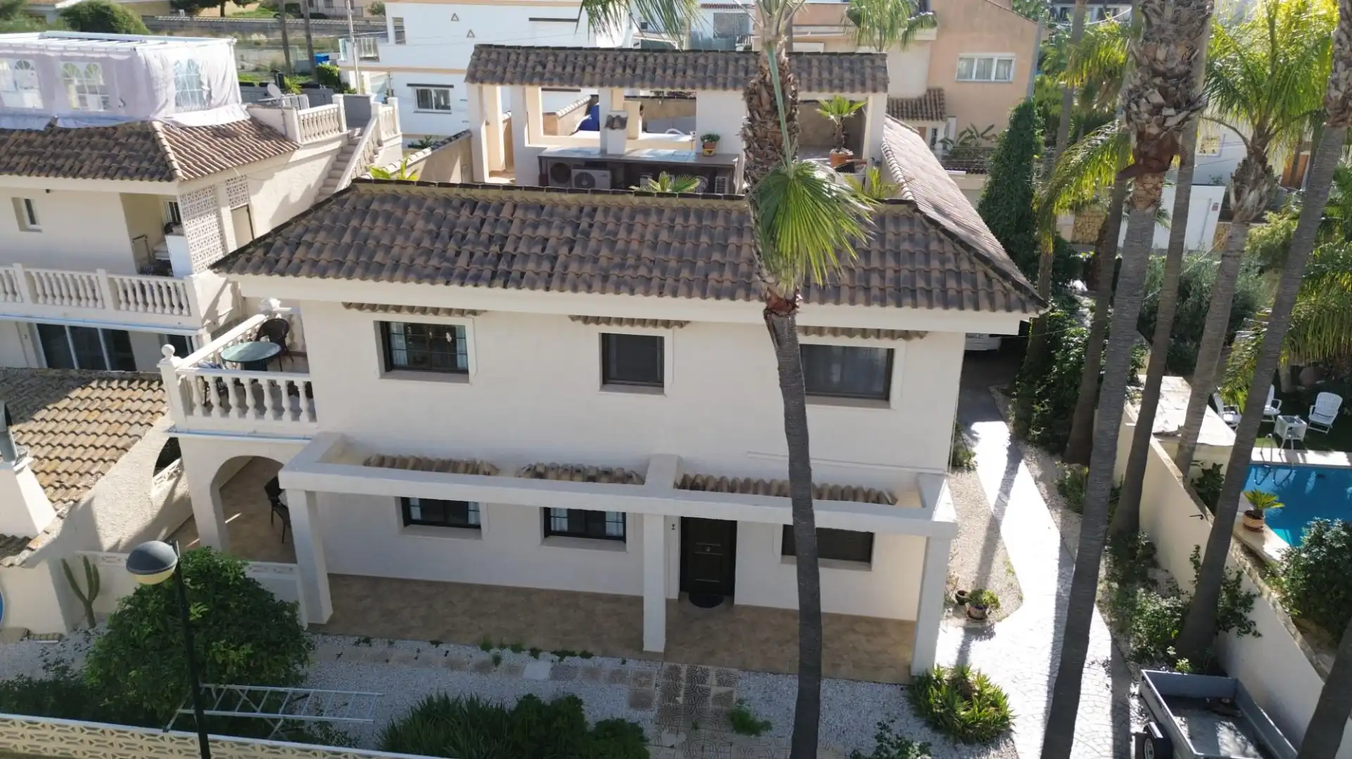 Vista exterior de Casa o xalet en venda en L'Alfàs del Pi amb Aire condicionat, Calefacció i Jardí privat