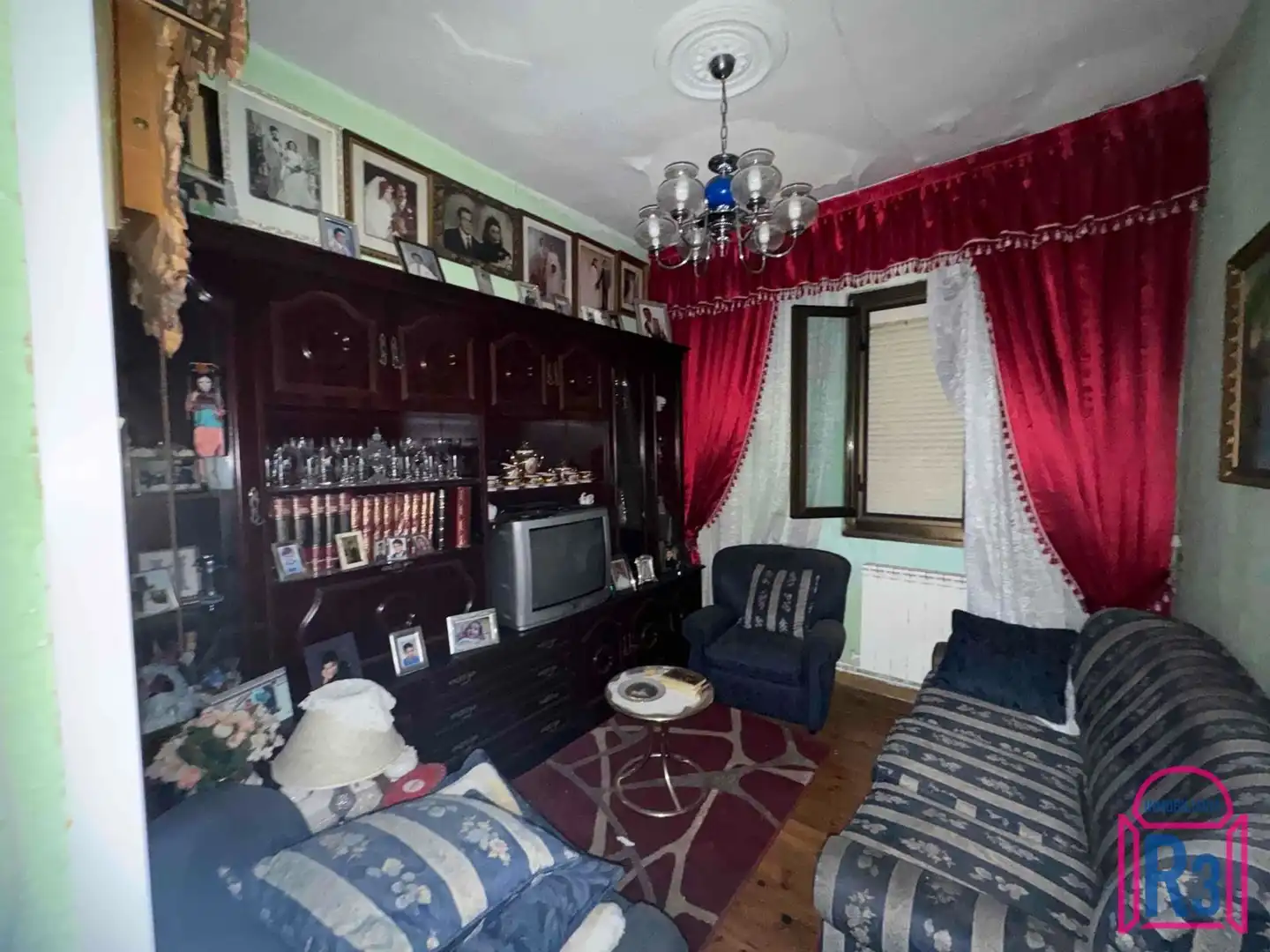 Sala d'estar de Casa o xalet en venda en León Capital  amb Calefacció i Jardí privat