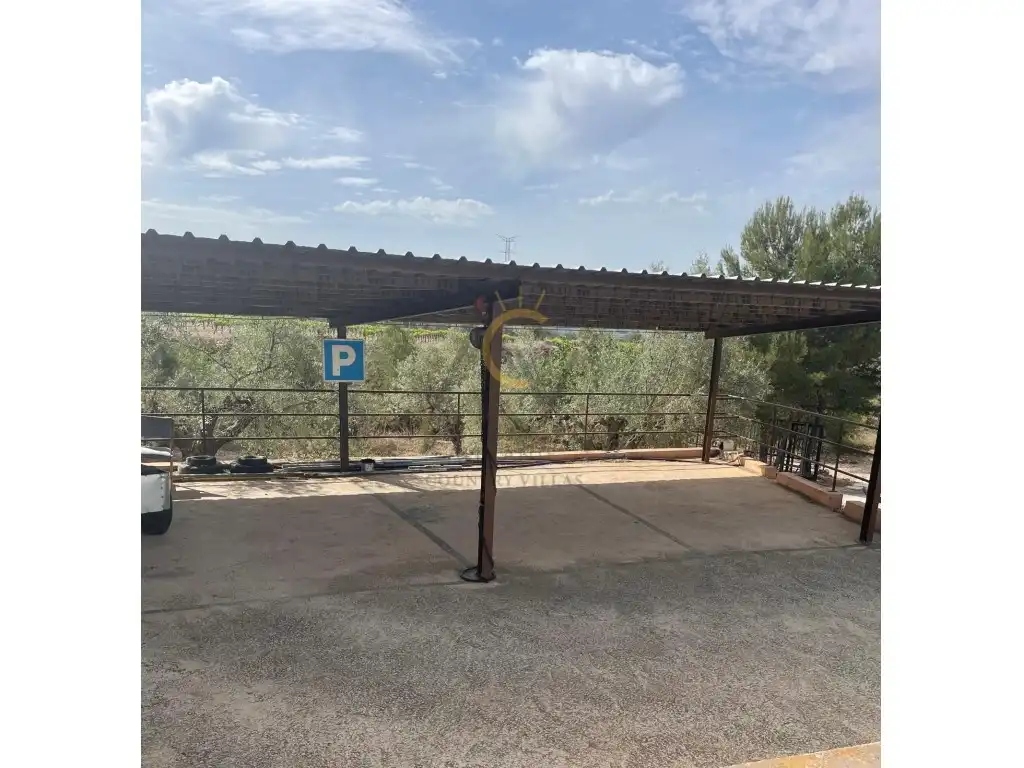 Aparcament de Finca rústica en venda en Villena amb Aire condicionat, Jardí privat i Piscina