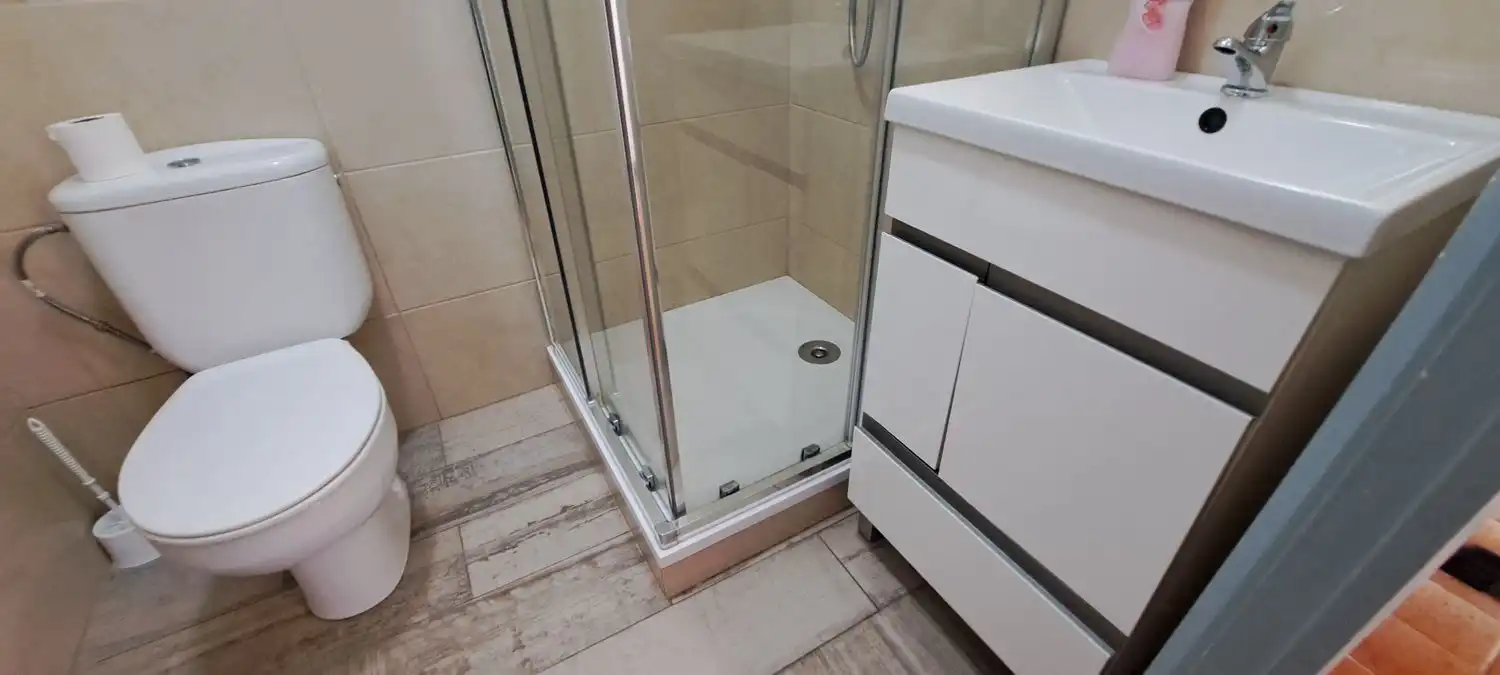 Badezimmer von Wohnung zum Verkauf in Salou mit Klimaanlage und Terrasse