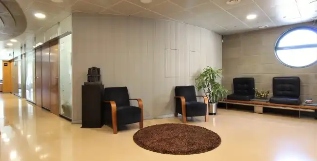 Büro zur Miete in Girona mit Klimaanlage, Heizung und Balkon