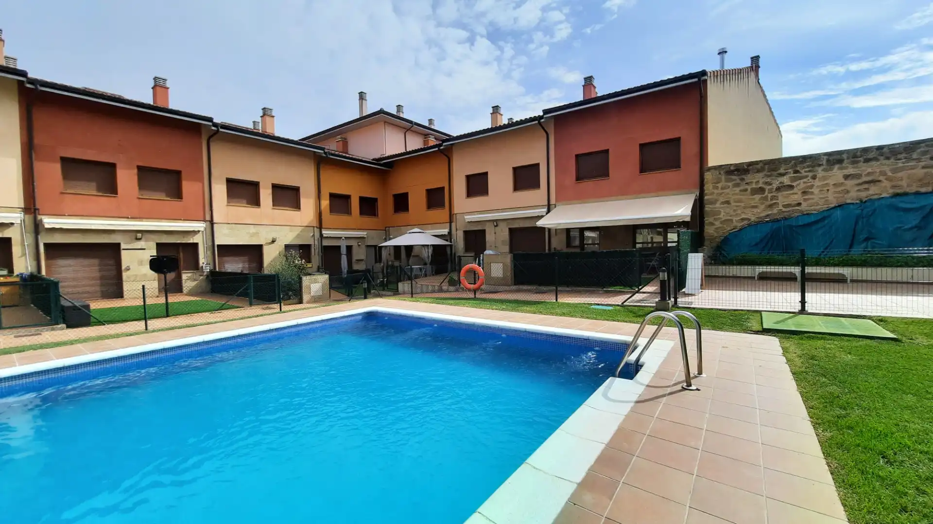 Adosado con piscina en venta en Travesía Cantera
