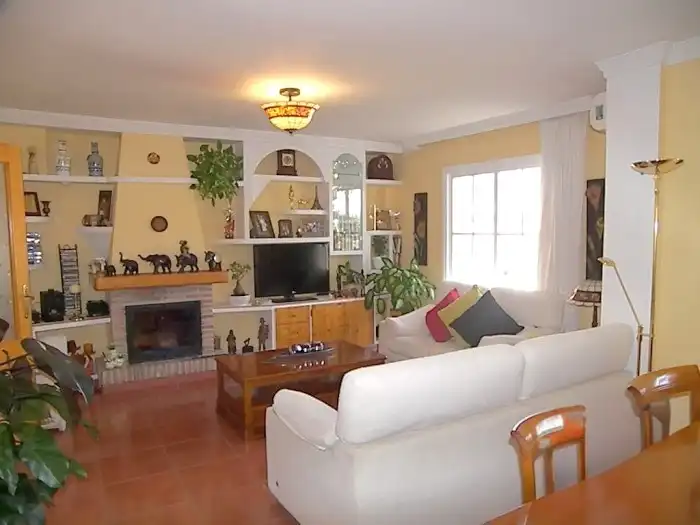 Sala d'estar de Casa adosada en venda en Alhaurín de la Torre amb Aire condicionat, Jardí privat i Terrassa