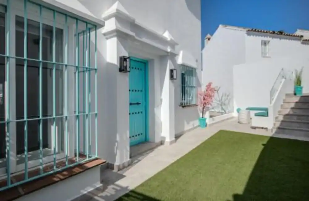 Vista exterior de Casa adosada en venda en Marbella amb Aire condicionat, Jardí privat i Terrassa