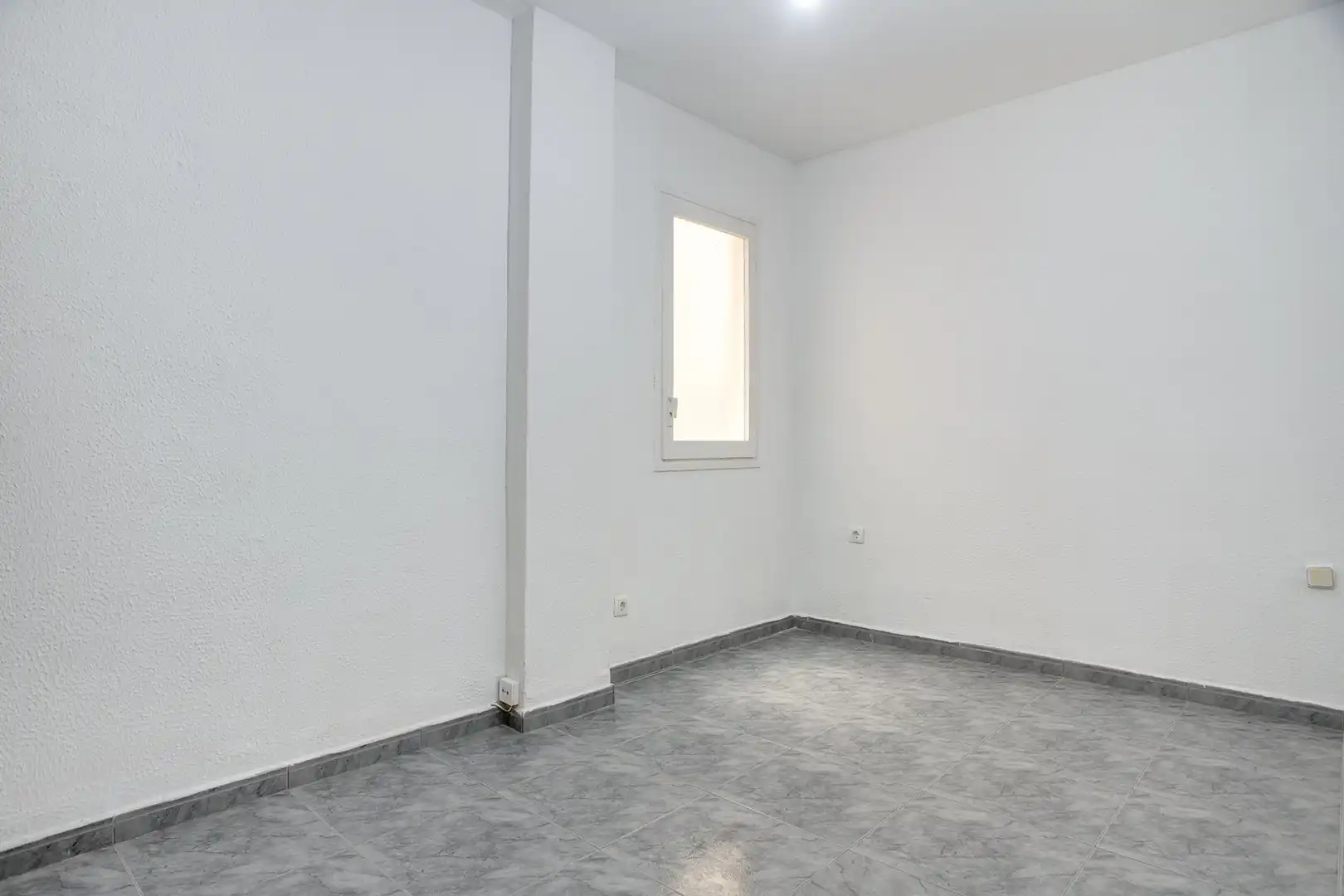 Wohnung zum Verkauf in Barcelona mit Heizung, Balkon und Alarm