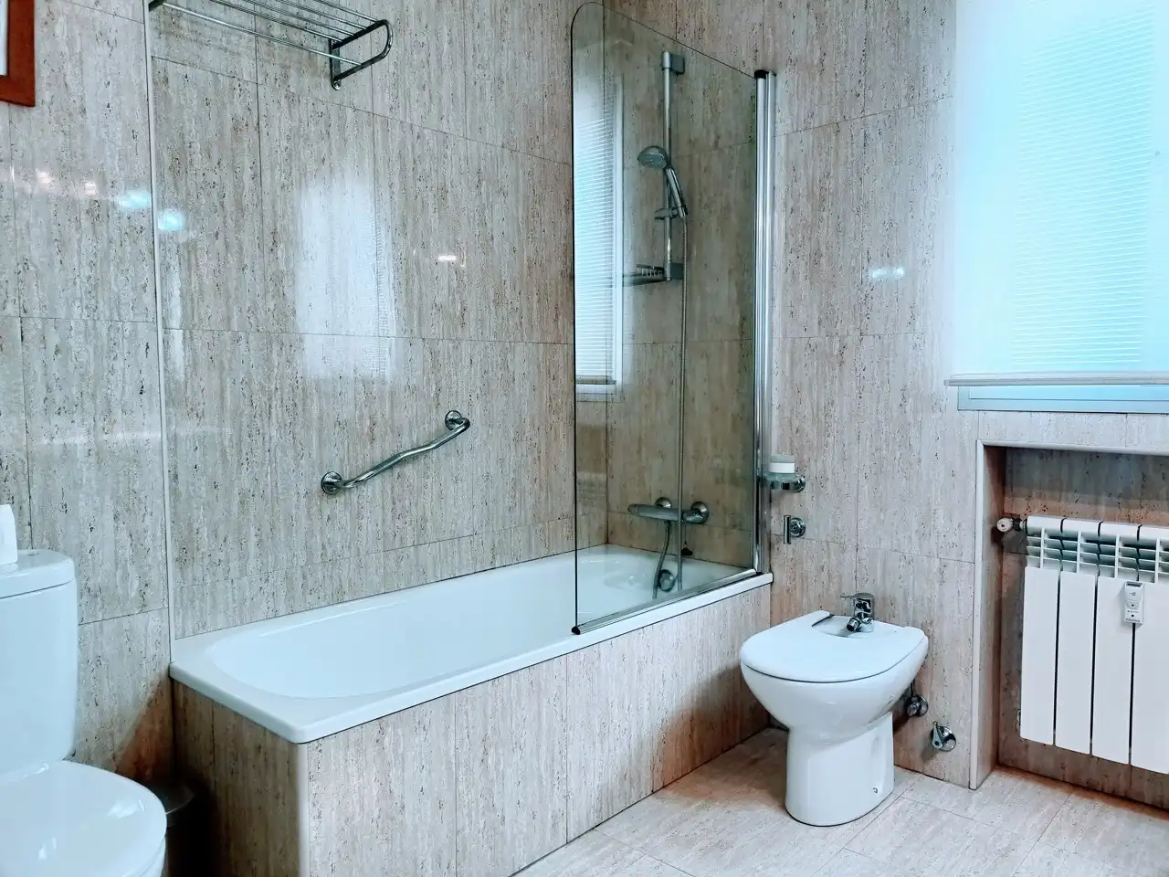 Baño de Ático de alquiler en Madrid con Aire acondicionado, Calefacción y Parquet