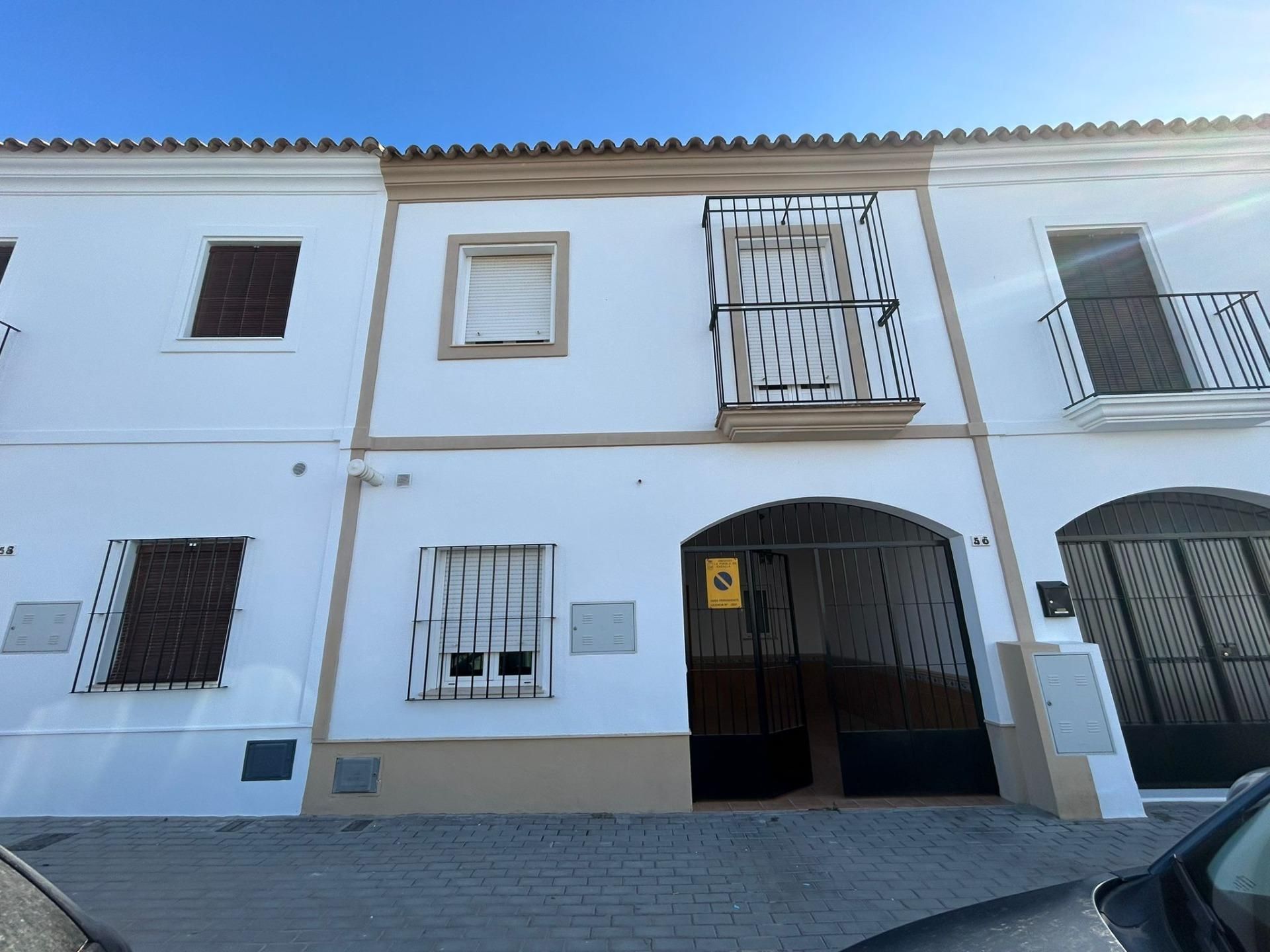 Vista exterior de Casa o xalet en venda en La Puebla de Cazalla amb Terrassa