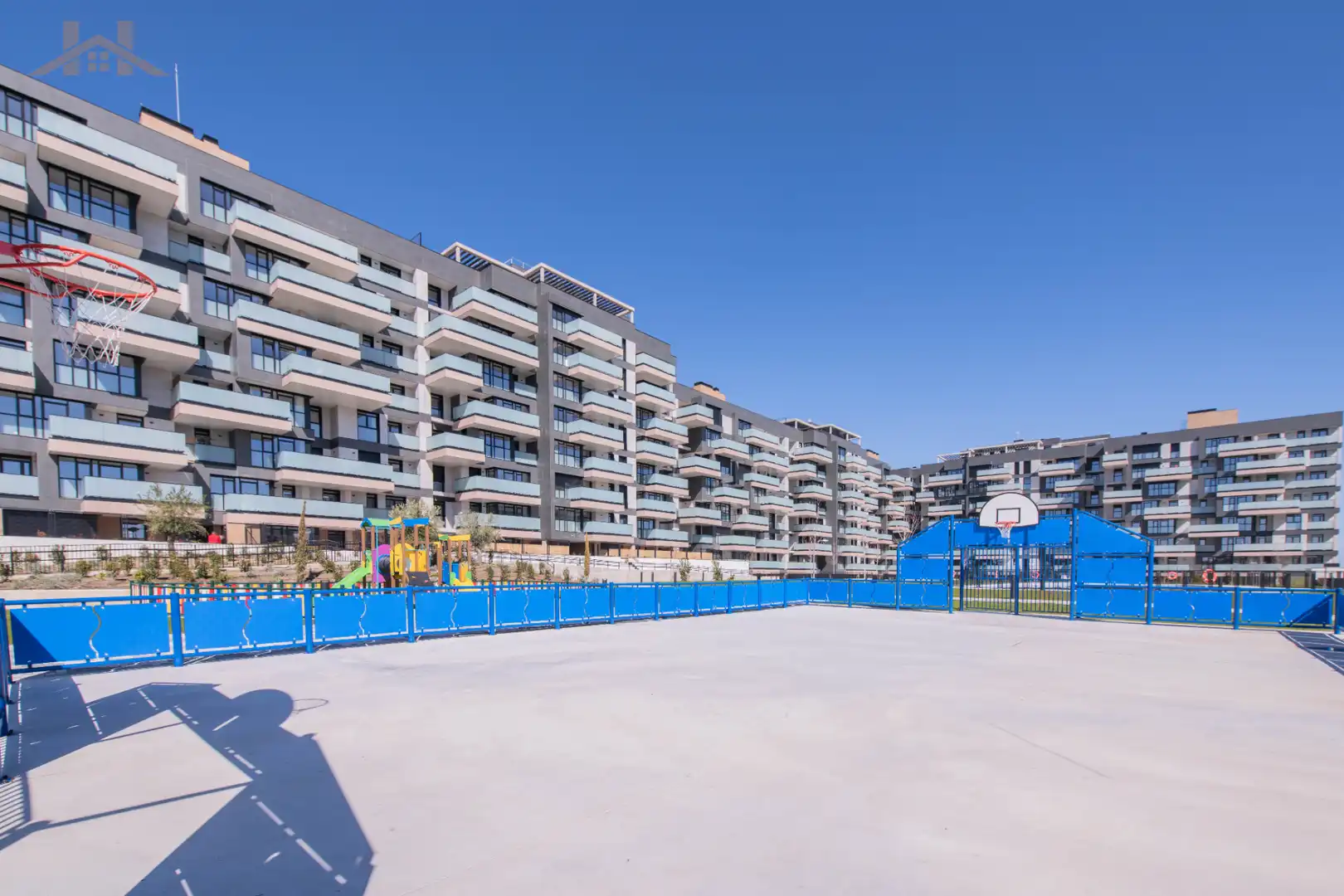 Außenansicht von Wohnung zum Verkauf in Tres Cantos mit Klimaanlage, Heizung und Terrasse