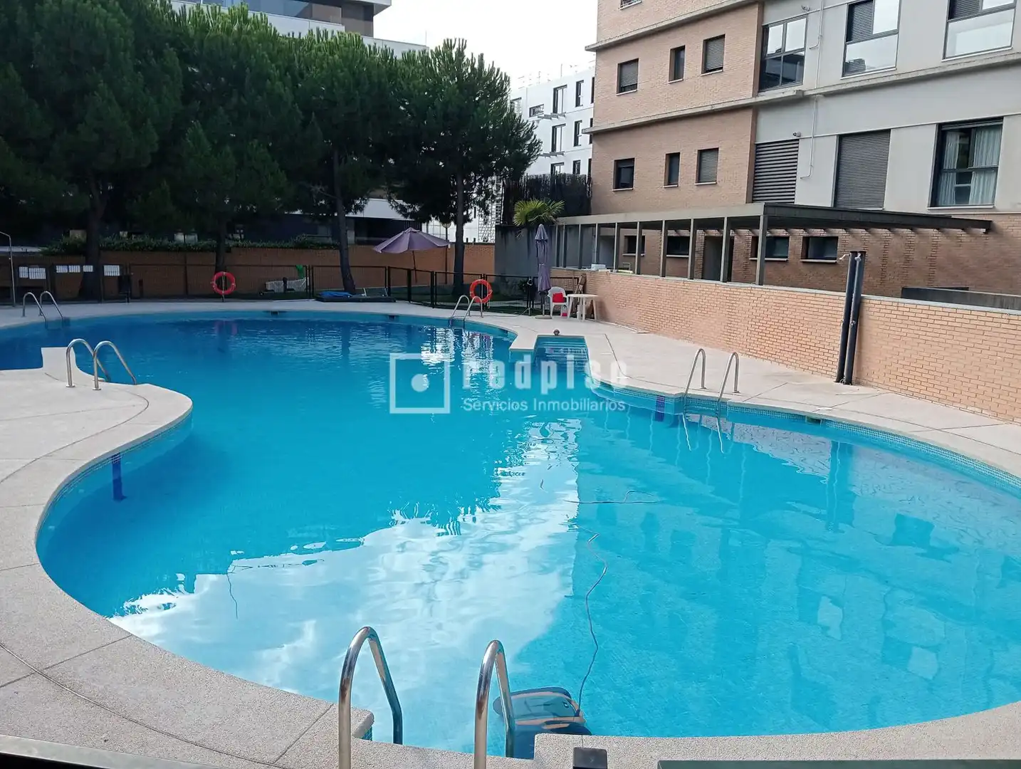 Piscina de Pis de lloguer en Madrid amb Aire condicionat, Calefacció i Jardí privat