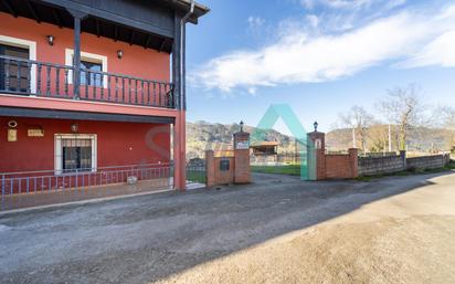 Vista exterior de Casa adosada en venda en Piloña amb Jardí privat, Parquet i Terrassa
