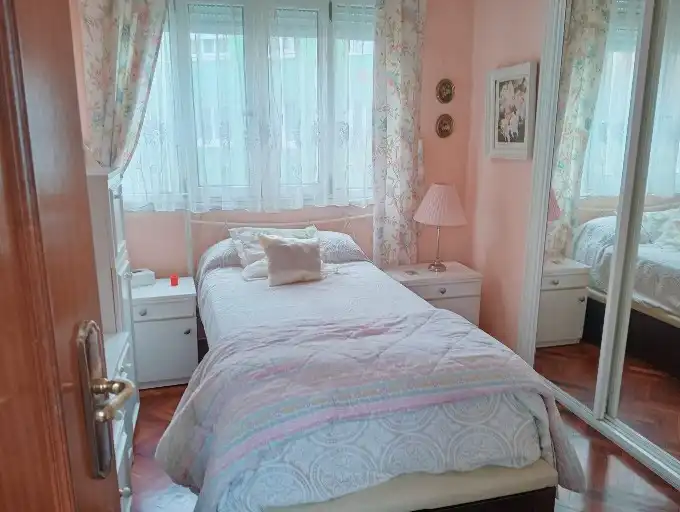 Schlafzimmer von Wohnung zum Verkauf in Santander mit Parkett, Möbliert und Waschmaschine