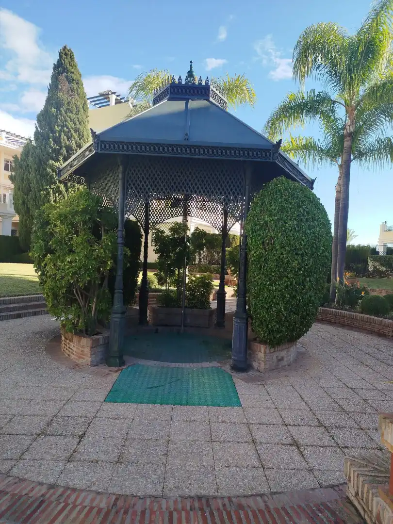 Jardín de Piso en venta en Marbella con Aire acondicionado, Terraza y Amueblado