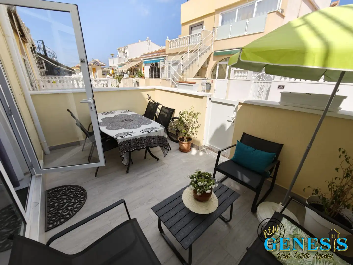 Semi-detached house with terrace for sale in Calle Liszt 269, imagen 2