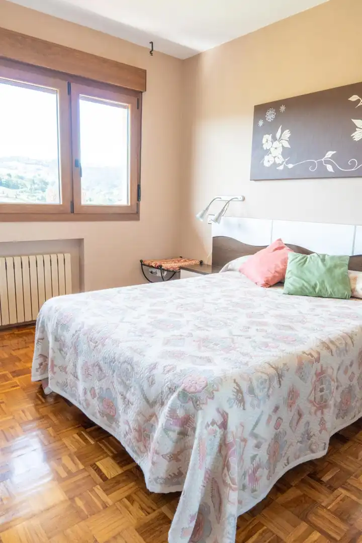 Dormitori de Casa o xalet en venda en Gijón  amb Calefacció, Jardí privat i Terrassa