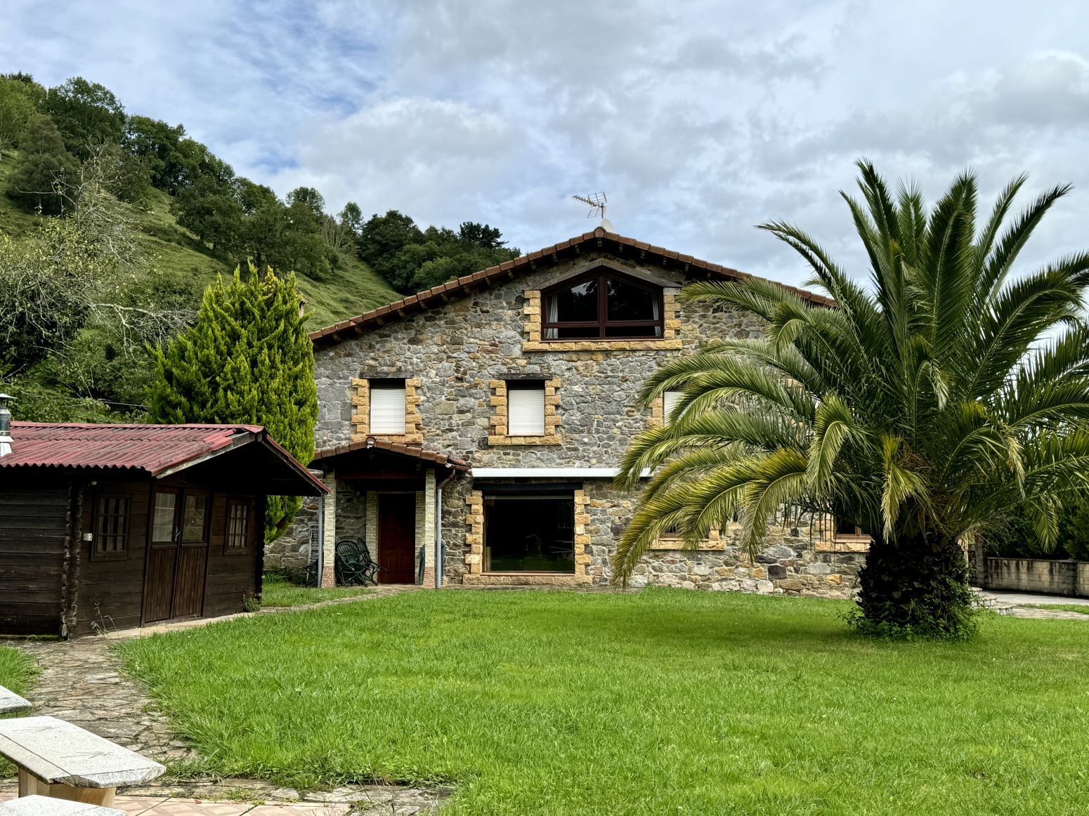 Vista exterior de Casa adosada en venda en Miera amb Calefacció, Terrassa i Traster
