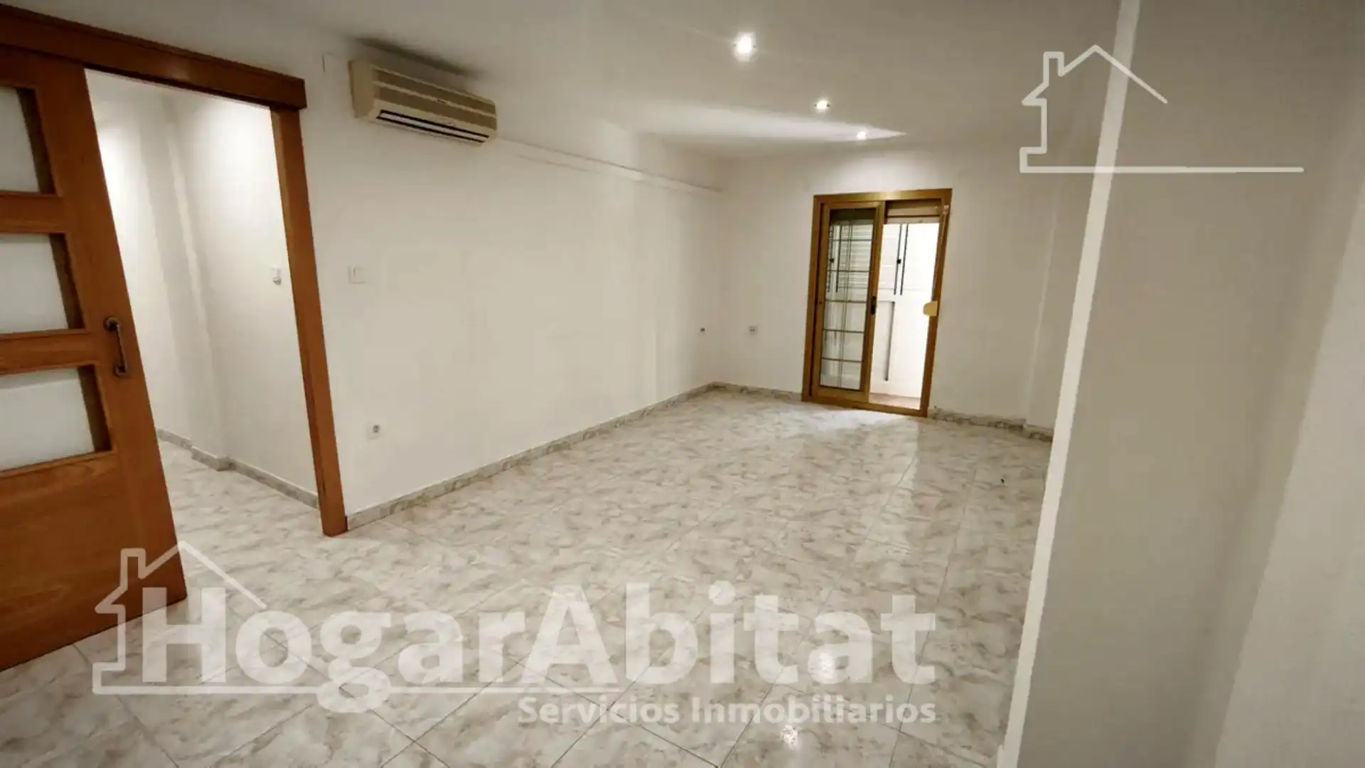 Flat for sale in Valencia  with Air Conditioner, Heating and Balcony