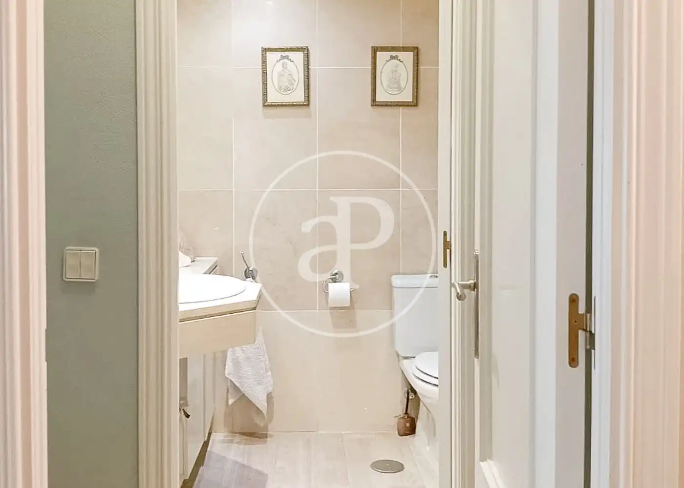 Baño de Casa adosada en venta en Madrid con Aire acondicionado, Calefacción y Jardín privado