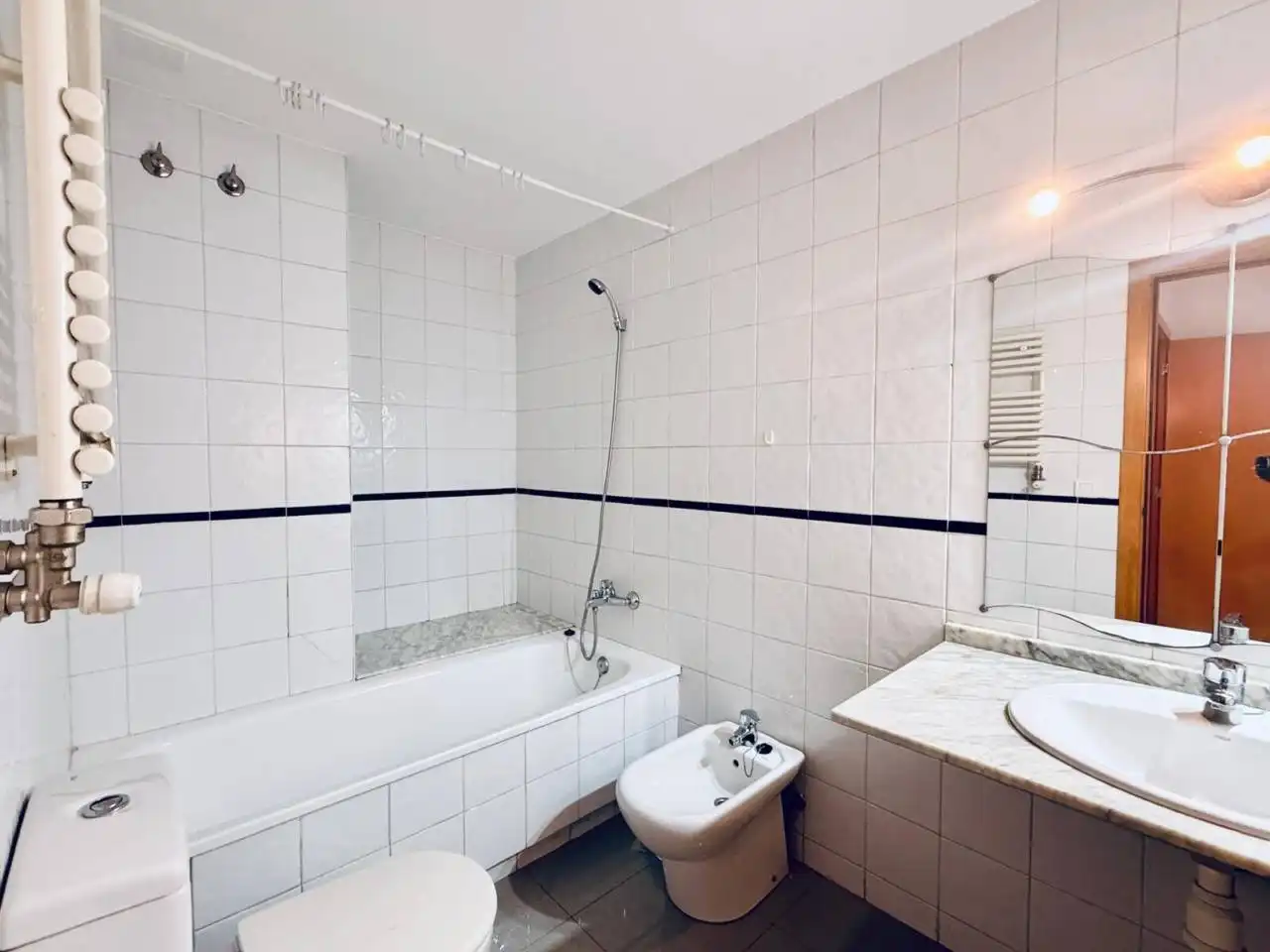 Badezimmer von Wohnung zum Verkauf in Girona mit Heizung, Terrasse und Gemeinschaftspool