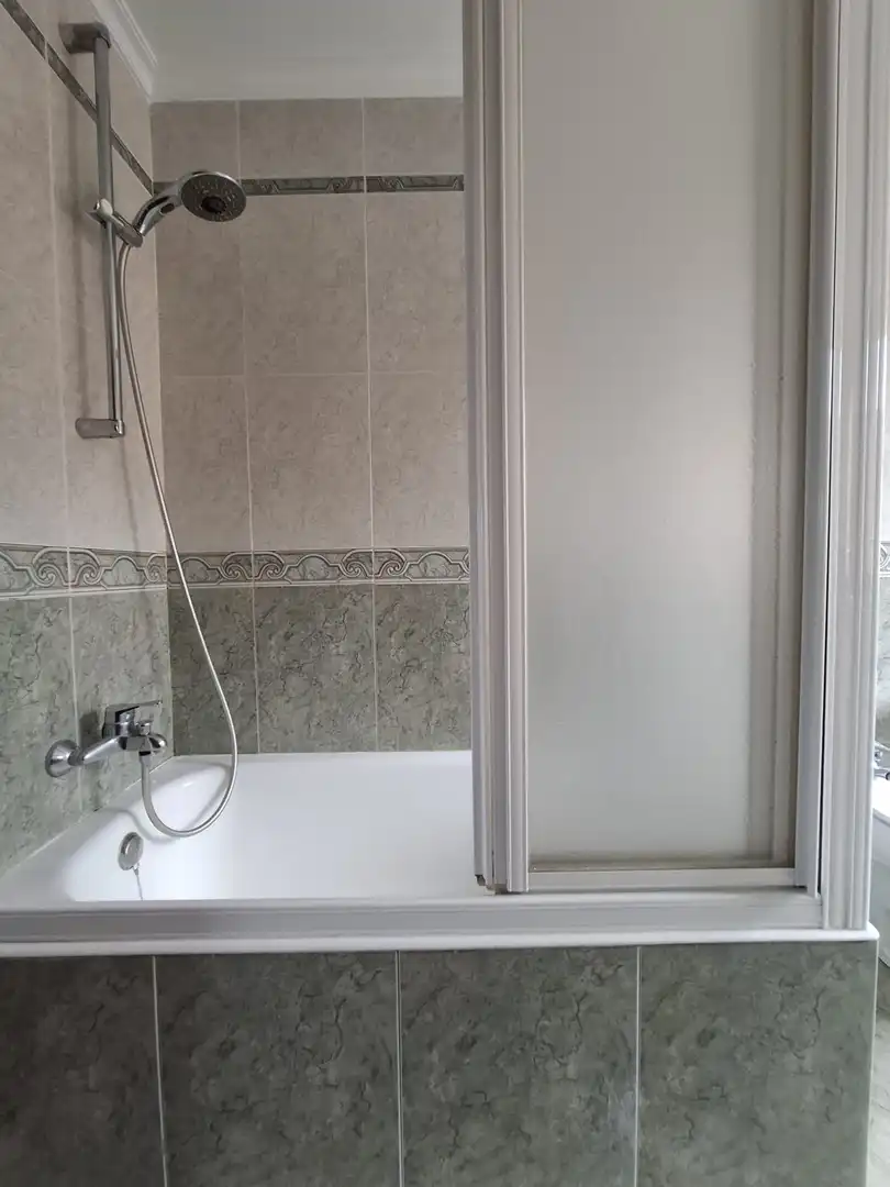 Badezimmer von Wohnung zur Miete in Gijón  mit Heizung und Parkett