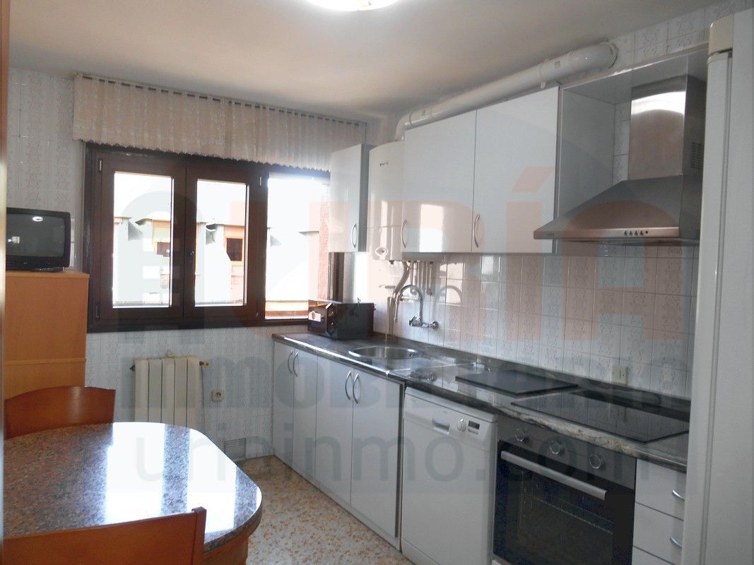 Cocina de Piso de alquiler en Oviedo  con Calefacción, Amueblado y Horno