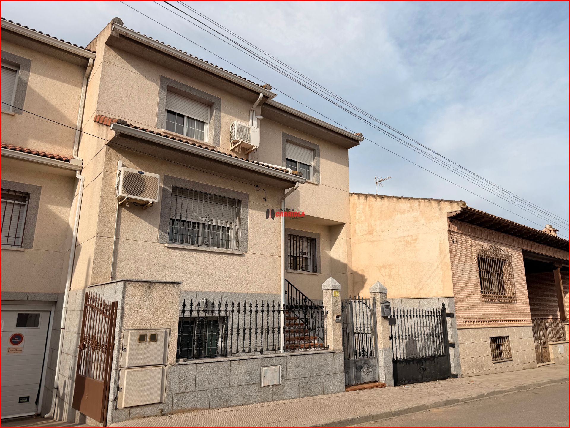 Vista exterior de Casa adosada en venta en La Puebla de Montalbán con Aire acondicionado, Calefacción y Trastero