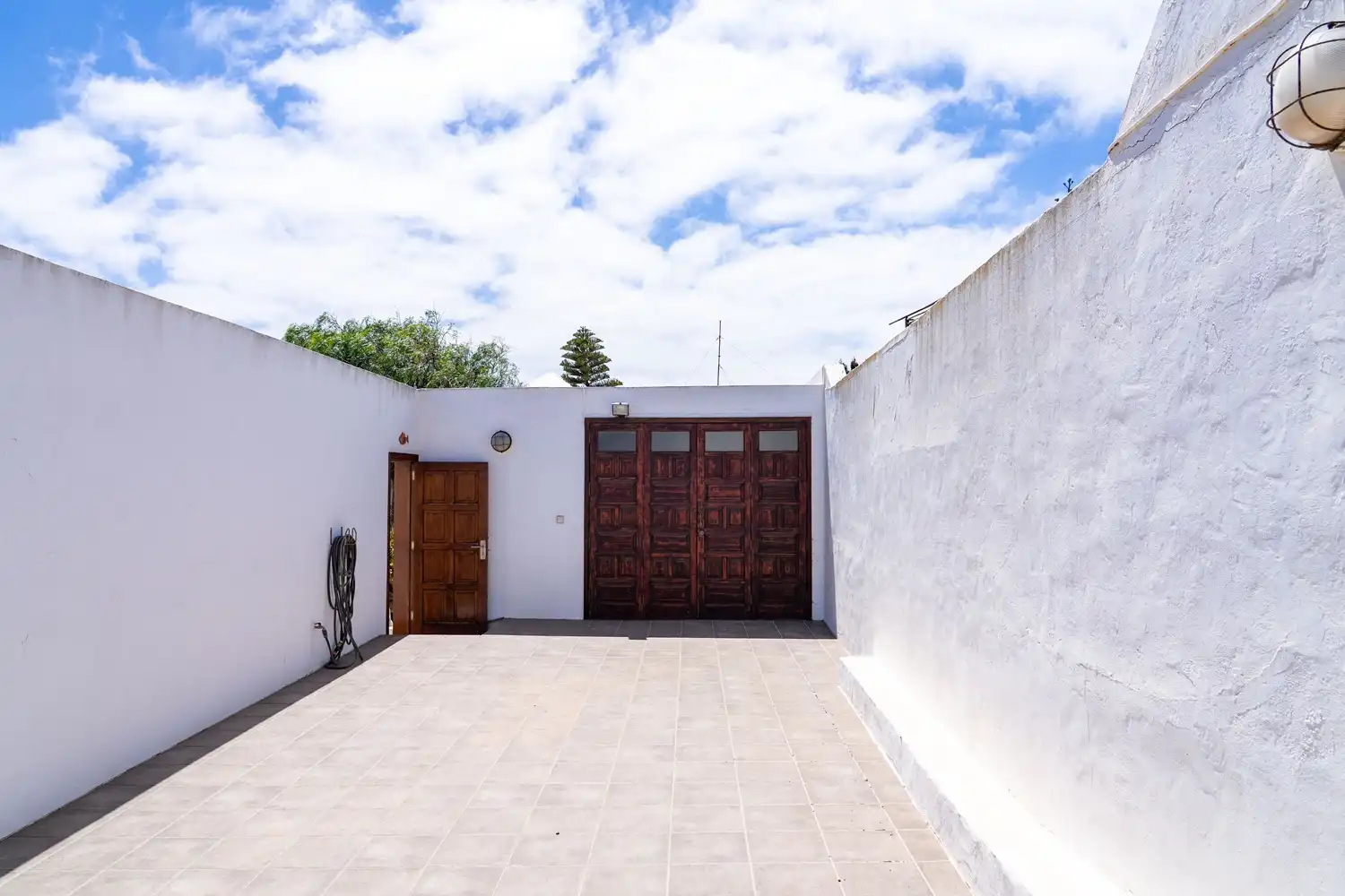 Vista exterior de Casa o xalet en venda en Teguise amb Jardí privat, Terrassa i Moblat