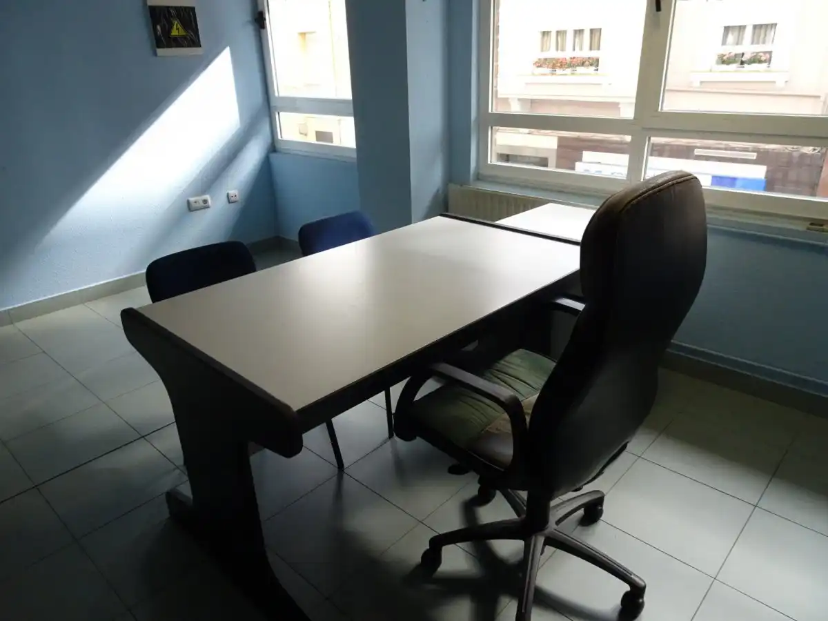 Büro zur Miete in Torrelavega  mit Klimaanlage, Abstellraum und Möbliert
