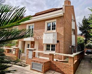 Exterior view of Single-family semi-detached for sale in  Barcelona Capital  with Air Conditioner, Terrace and Swimming Pool