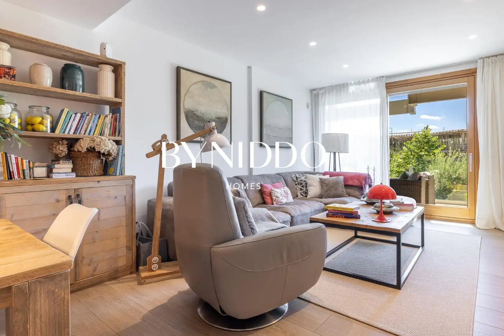 Sala d'estar de Planta baixa en venda en Sant Cugat del Vallès amb Aire condicionat, Calefacció i Jardí privat