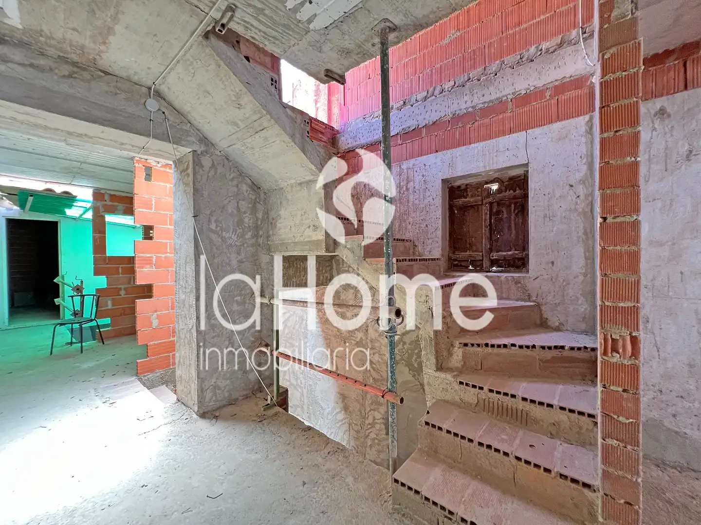 Houses for sale in La Pobla de Vallbona  with Terrace, Storage room and Balcony