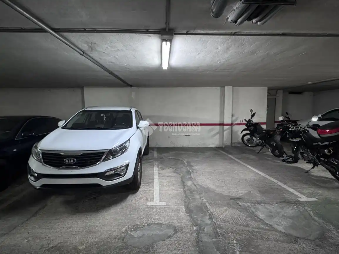 Parking de Piso en venta en León Capital  con Calefacción, Parquet y Terraza