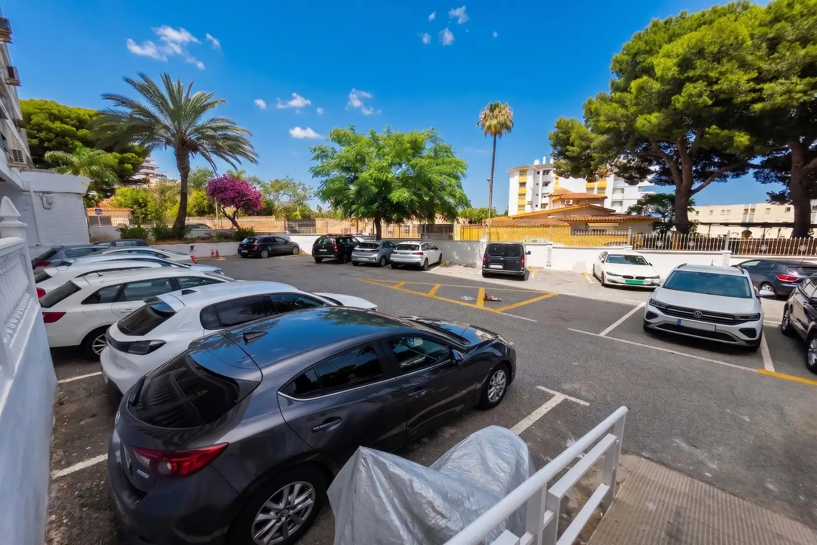 Aparcament de Apartament en venda en Benalmádena amb Aire condicionat, Calefacció i Jardí privat