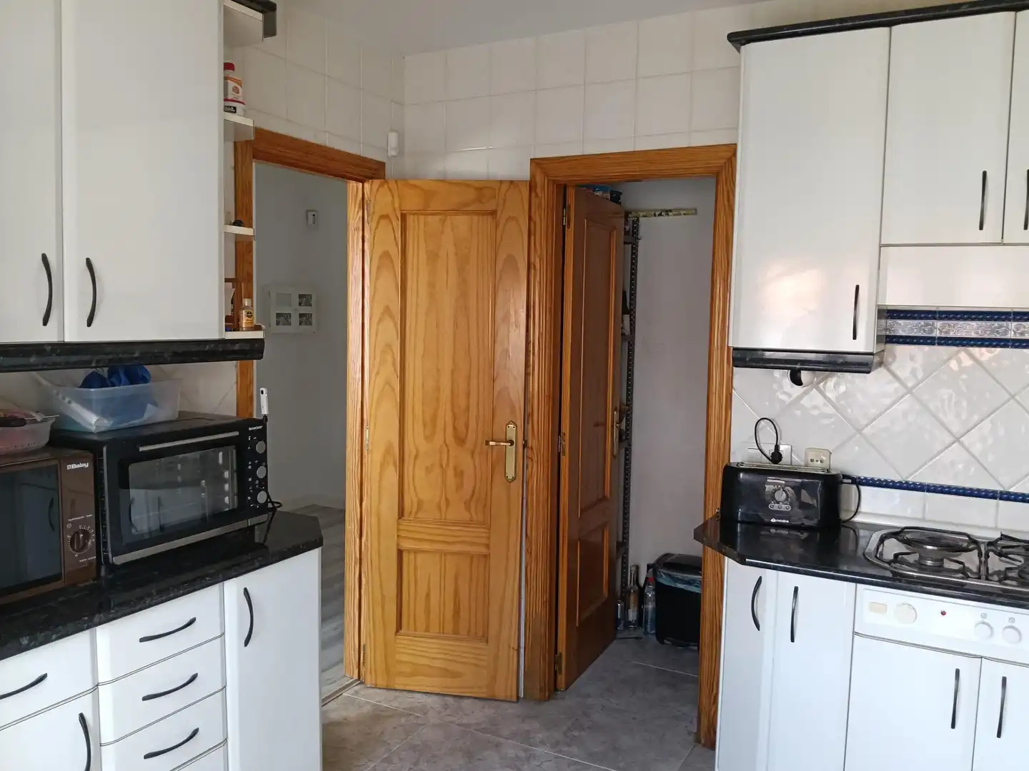 Cuina de Casa adosada en venda en Cedillo del Condado amb Jardí privat, Terrassa i Traster