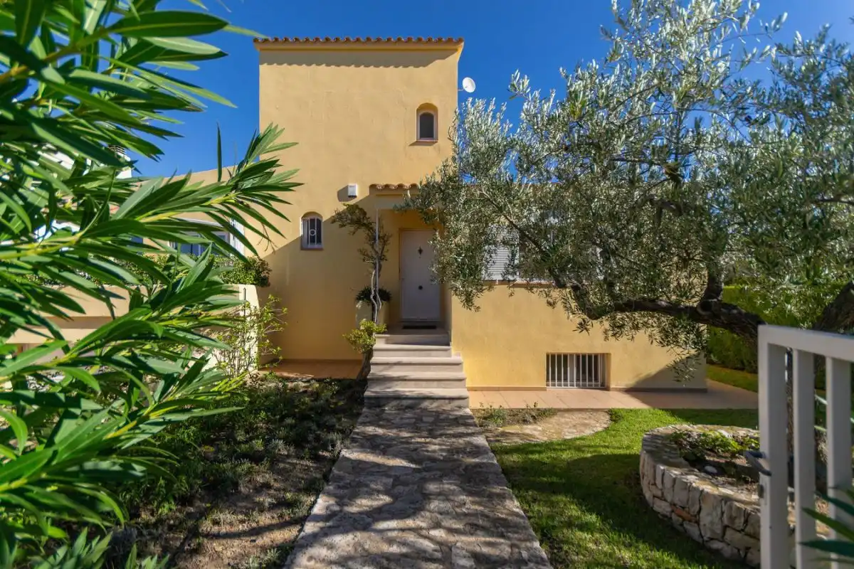 Vista exterior de Casa o xalet en venda en L'Ametlla de Mar  amb Aire condicionat, Calefacció i Jardí privat