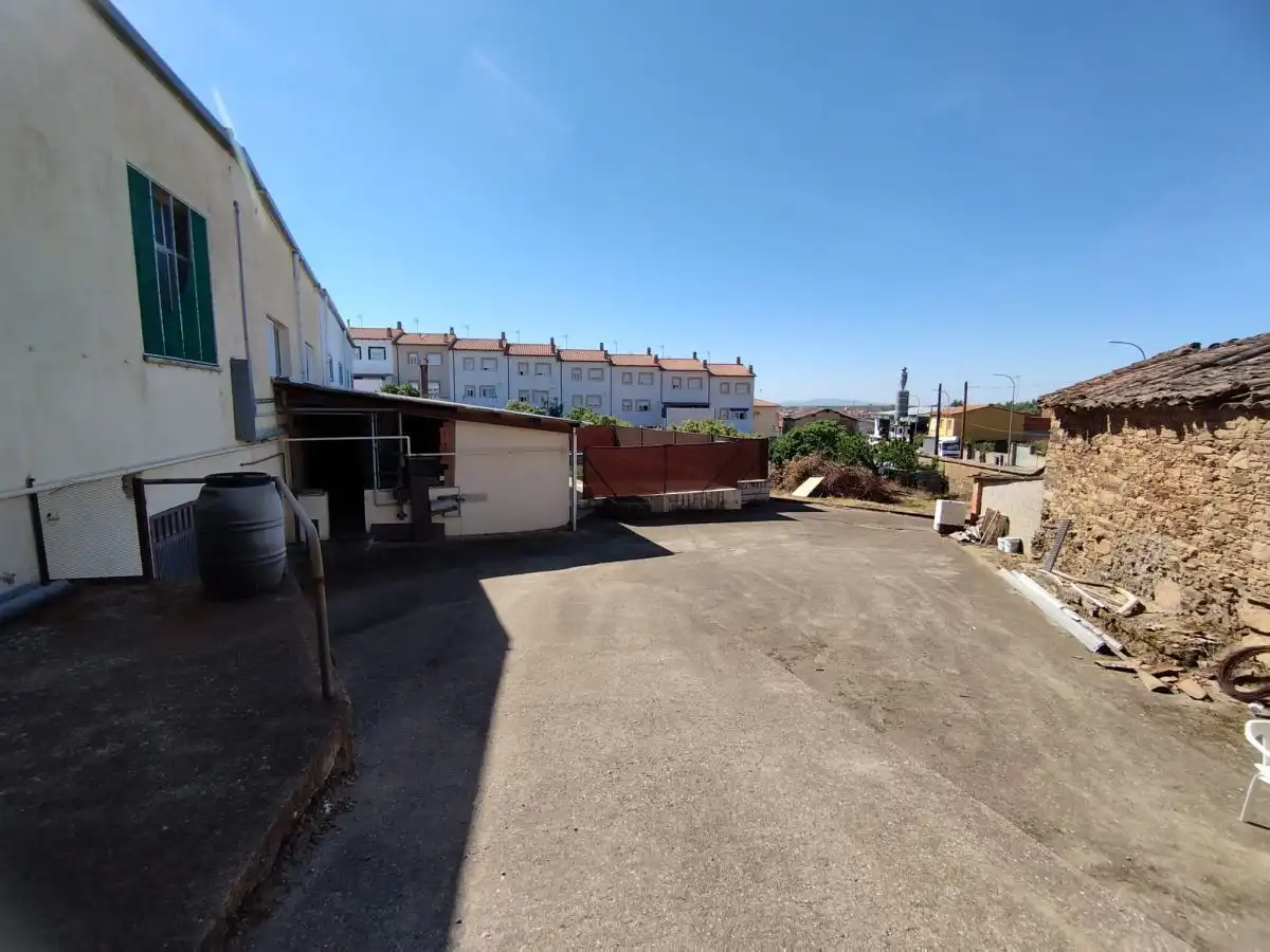 Parkplatz von Fabrikhallen zum Verkauf in Montehermoso