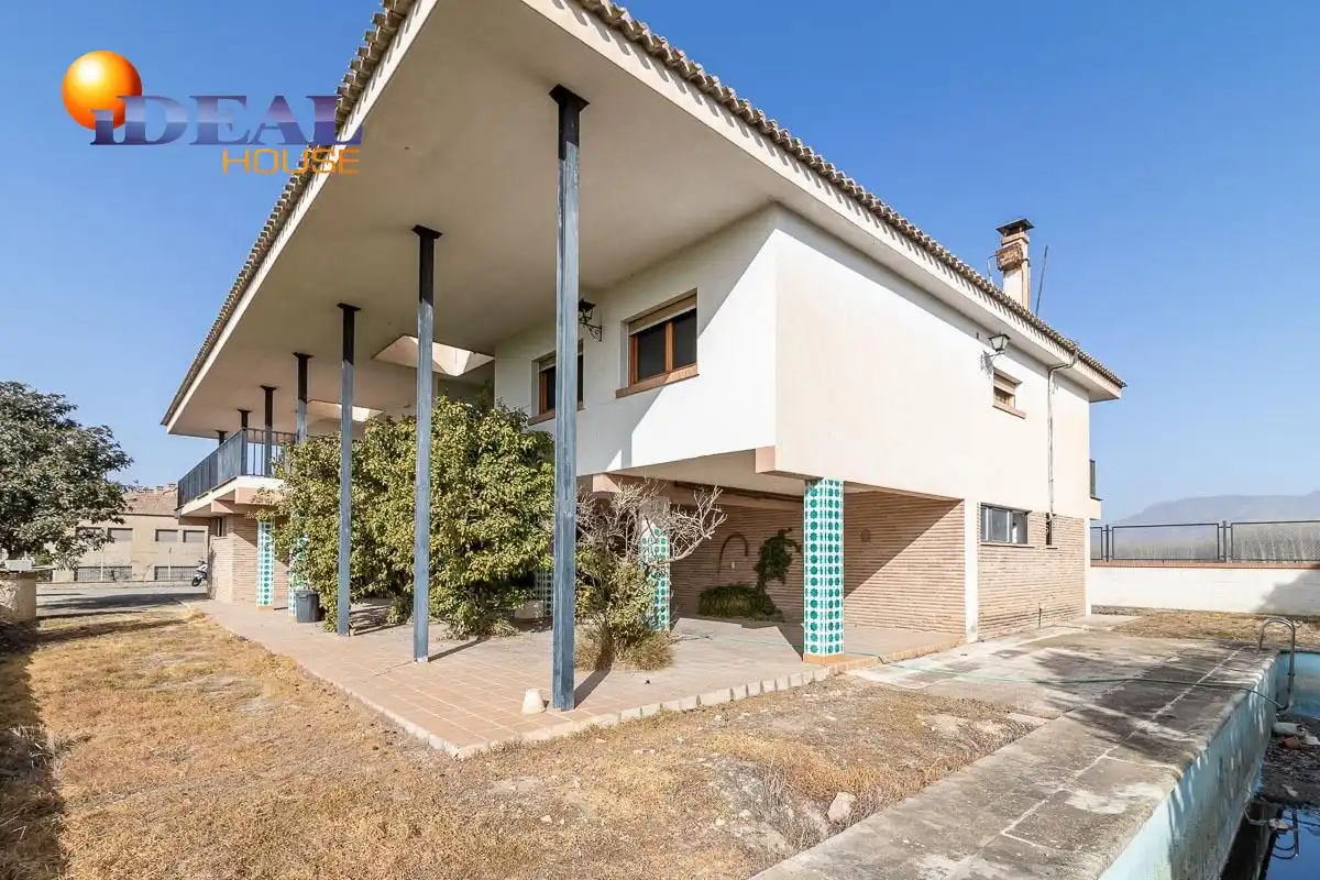 Casa rústica amb piscina en venda a Santa Fe