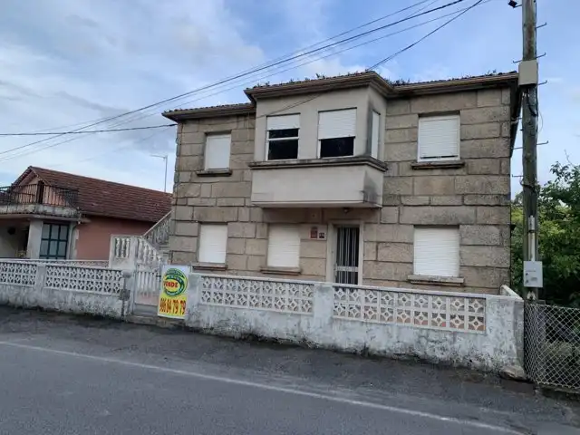 Vista exterior de Casa o xalet en venda en Pontevedra Capital  amb Calefacció, Jardí privat i Traster