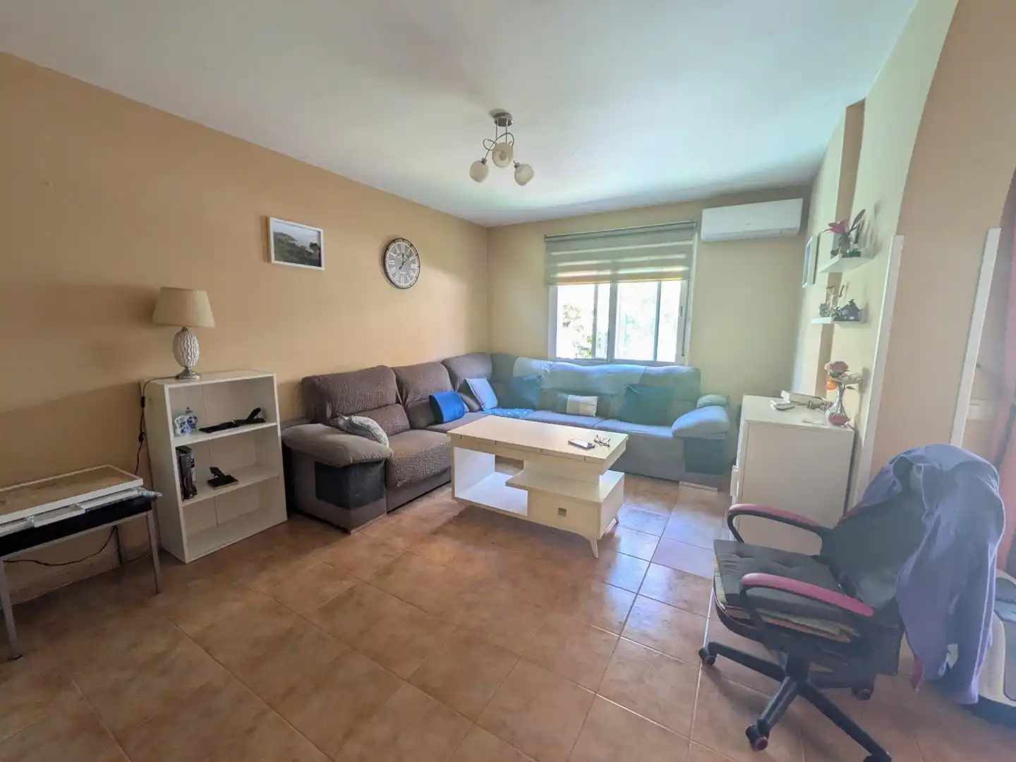Sala d'estar de Casa adosada en venda en Villalbilla amb Piscina comunitària