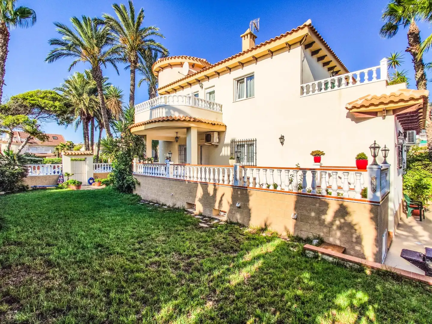 Vista exterior de Casa o xalet de lloguer en Orihuela amb Aire condicionat, Jardí privat i Terrassa
